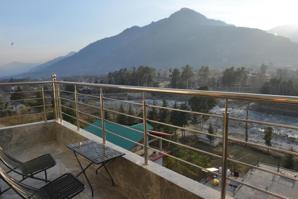 Tulip Flowing River View Hotel. Shamshi 외부 사진